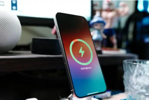 恭城苹果15换屏服务分享用什么充电器给iPhone15充电更好 